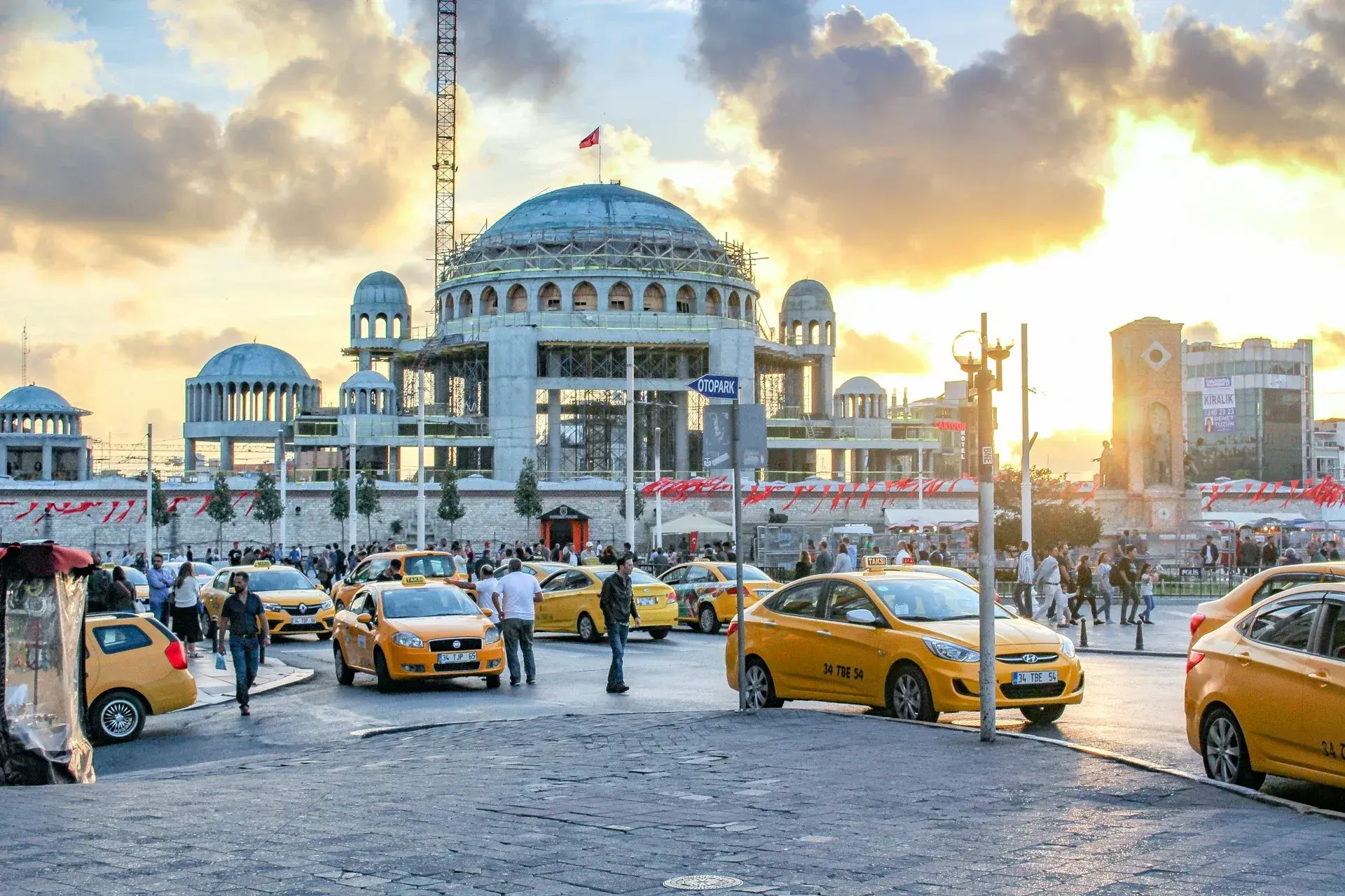 Istanbul Airport: Yellow Taxi or VIP Transfer? The 2026 Numbers