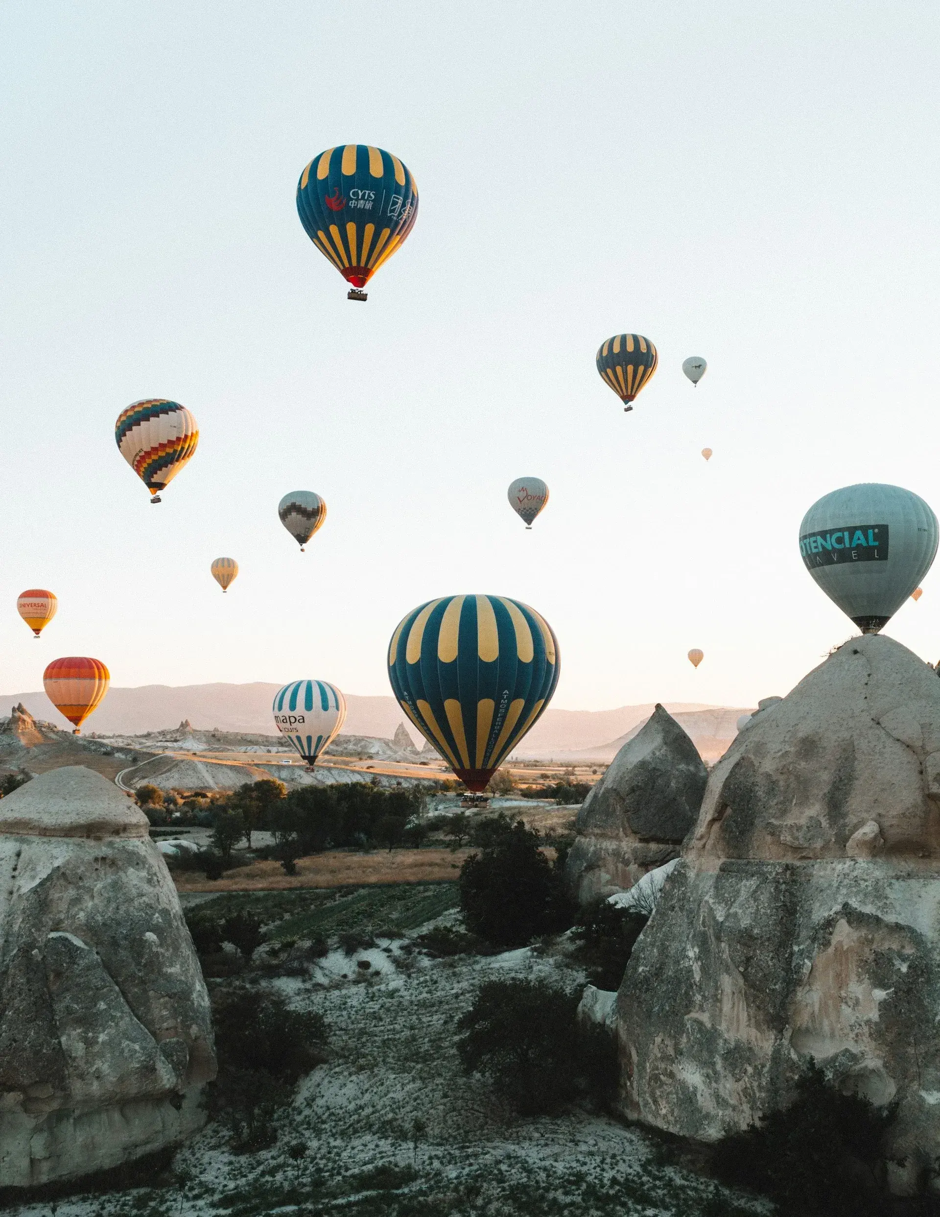 Heißluftballons über den Felsentälern Kappadokiens