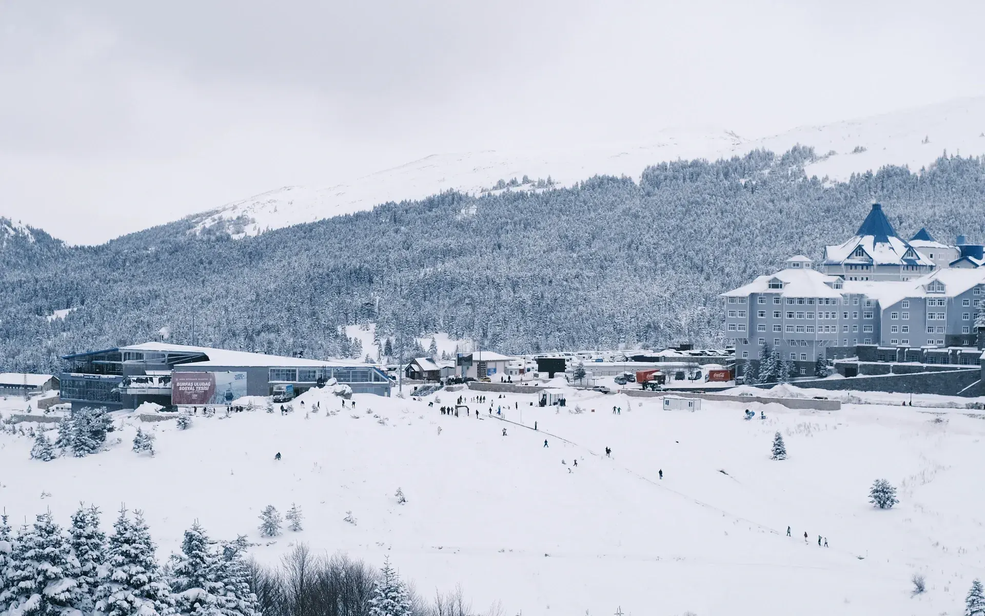 Hotels and ski slopes of the Uludağ ski resort above Bursa under snow